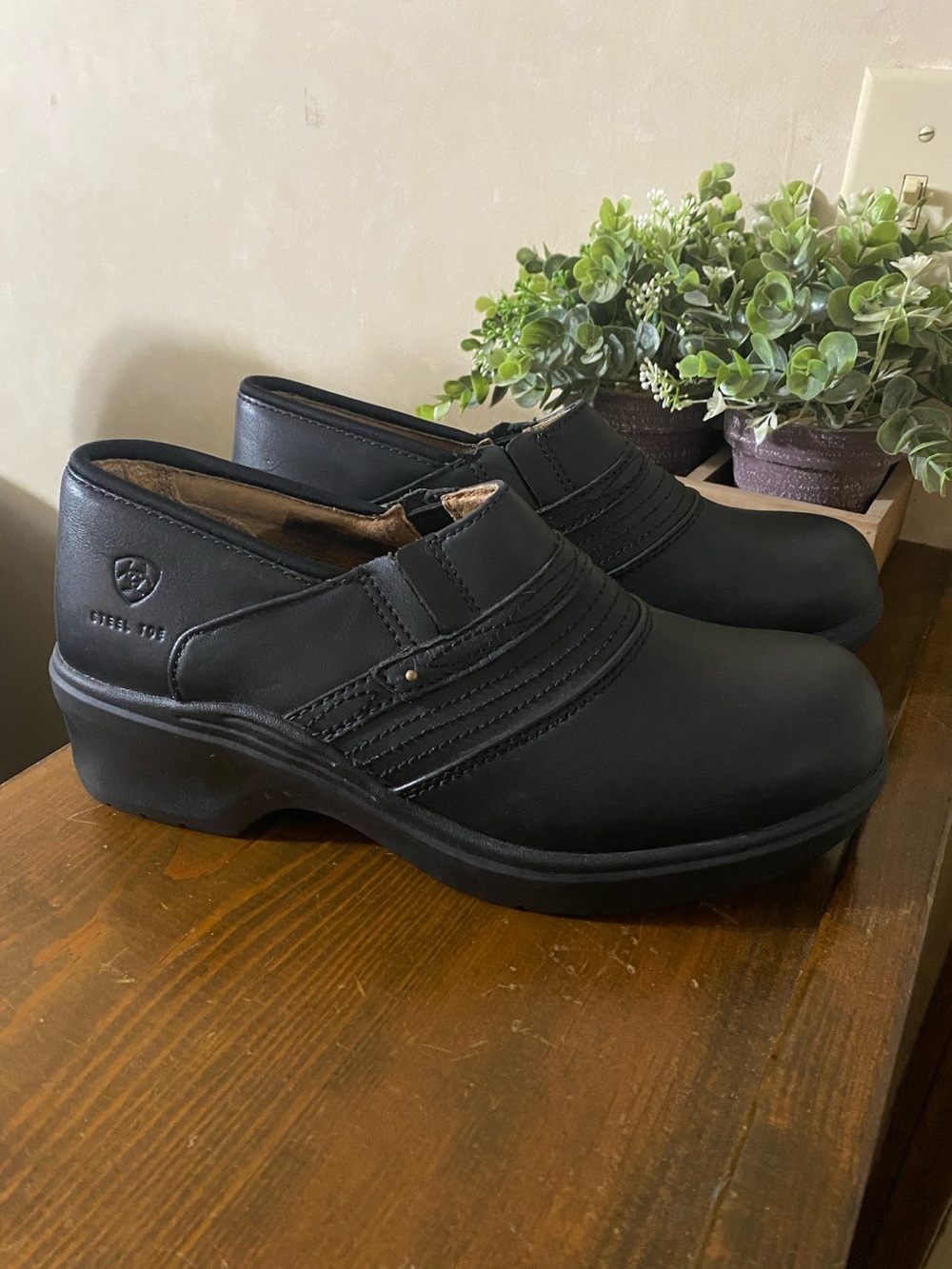 Ariat Steel Toe Leather Slip On Clogs Workwear Size 10B Oil Slip Resistant